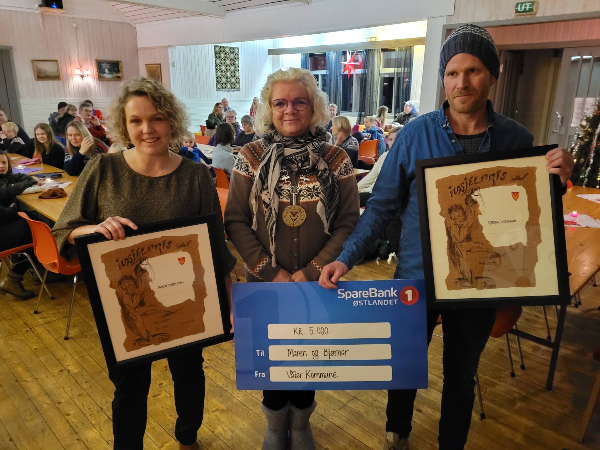 ÅRETS VINNERE: Maren Fossum Moen og Bjørnar Otterhaug er vinnere av årets ildsjelpris i Våler, for deres initativ og innsats rundt Rapp stadion og Hasla Aktivitetspark. I midten ordfører May-Liss Sæterdalen som delte ut prisen.