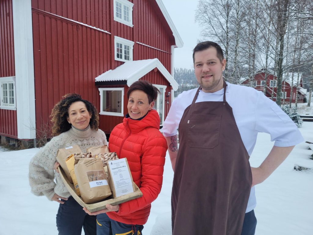 HAR MANGE IDEER: Thaimir Sumoza og Anders Finnarup har mange tanker om hvordan matproduksjonen ved Opaker gård kan løftes til nye høyder. Kjersti Rinde Omsted er takknemlig for at paret velger å satse på gården.