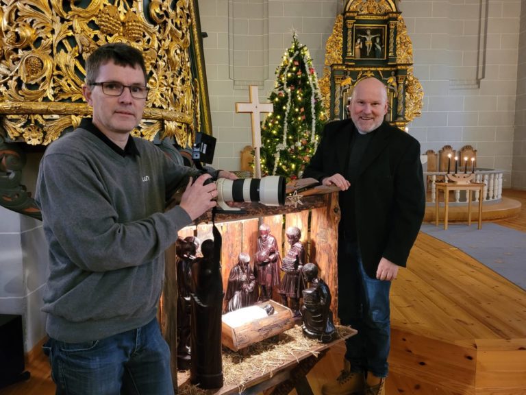 SENDER DIREKTE: Julaftengudstjenesten i Hof kirke klokka 16.00 blir direktesendt på SolørRadioen og via Facebook-sidene til SolørRadioen. Svein Cato Framås (til venstre) står for produksjonen, og sokneprest i Hof, Runar Olsen, skal holde gudstjenesten.