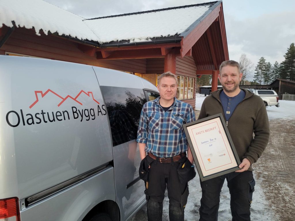 NYE LOKALER: Nylig flyttet Olastuen Bygg AS fra Ranum til Eid. Georg og Håkon Olastuen forteller om bra med oppdrag i tiden som kommer også for de 12 ansatte.