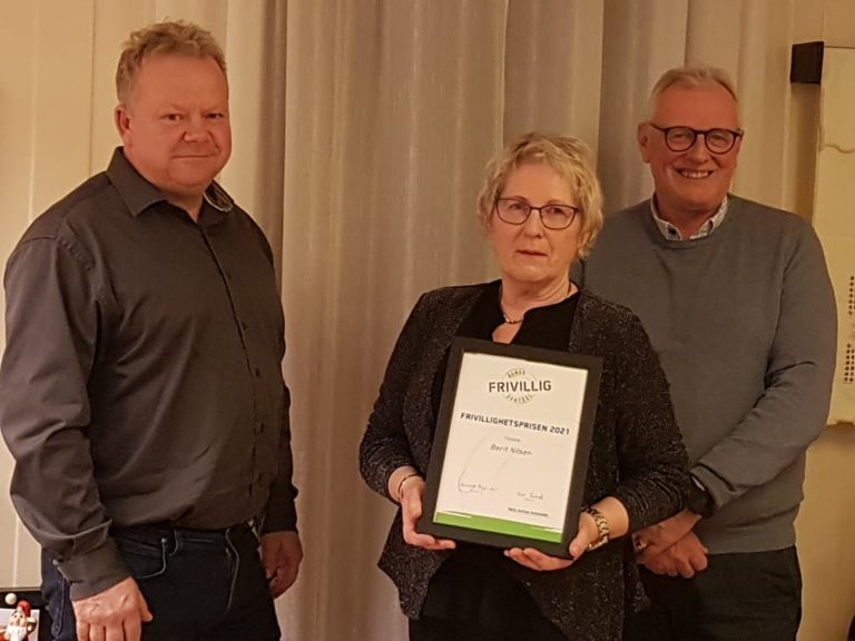 BLE HEDRET: Berit Nilsen er tildelt Frivilligprisen i Åsnes 2021. Til venstre står Geir Toverud som er daglig leder i Åsnes Frivilligsentral, og til høyre styreleder Gunvald Bysveen.