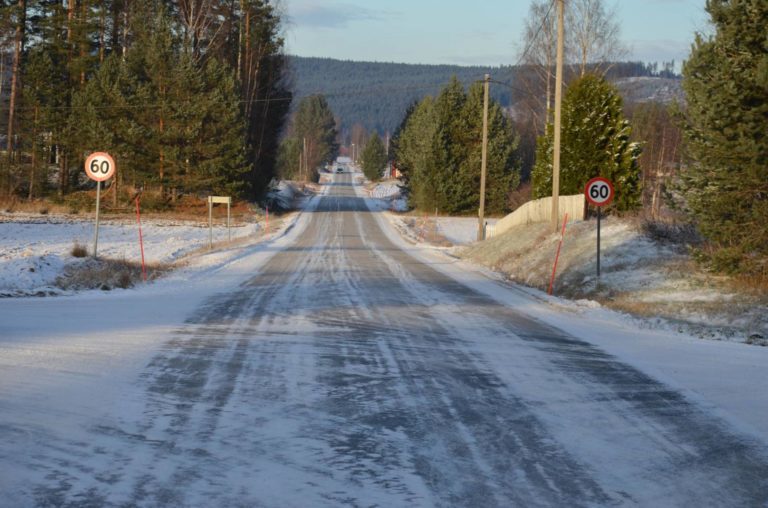 BLIR FORKJØRSVEG: Fylkesveg 2086 Smørbølsmoen er blant dem som nå blir forkjørsveg. Det melder Innlandet Fylkeskommune i en pressemelding.