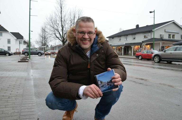 SPILLER OPP: Tre kvelder i jule- og nyttårshelga sørger Ray Moen, bedre kjent som Mr. Ray, for levende musikk på Facebook. Det kan være fint for de mange som hadde tenkt seg på dans i jula, som ikke blir noe av. Arkivfoto.