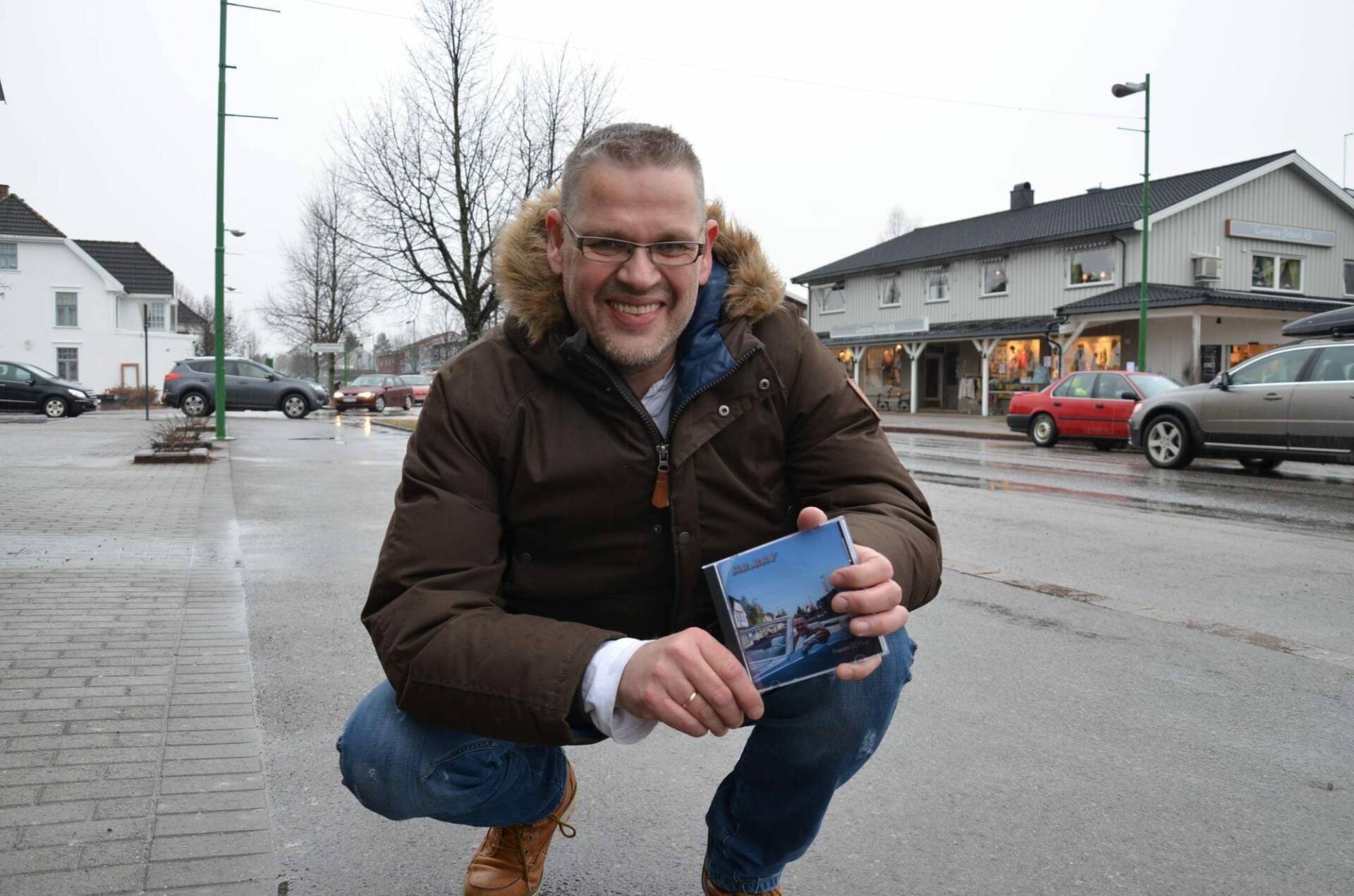 SPILLER OPP: Tre kvelder i jule- og nyttårshelga sørger Ray Moen, bedre kjent som Mr. Ray, for levende musikk på Facebook. Det kan være fint for de mange som hadde tenkt seg på dans i jula, som ikke blir noe av. Arkivfoto.