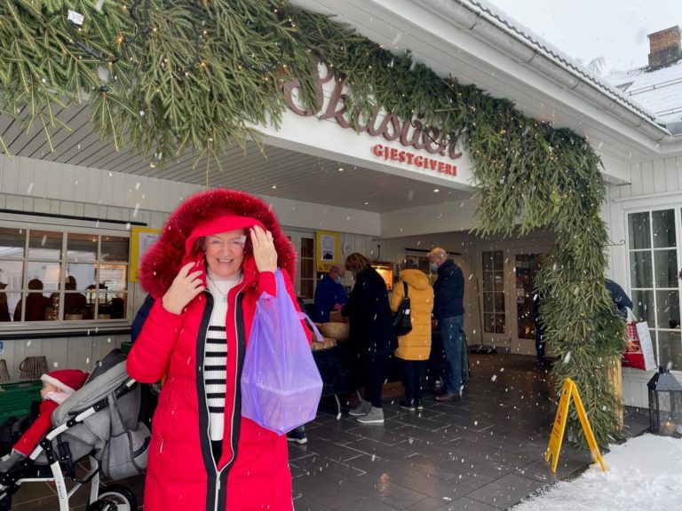 GOD JULESTEMNING: Ann Kristin Sillerud forteller at hun hadde julestemning på julemarkedet i Trondheim, og at hun fikk enda mer da hun kom til julemarkedet på Skaslien Gjestgiveri. Foto: Adele Dragsnes.