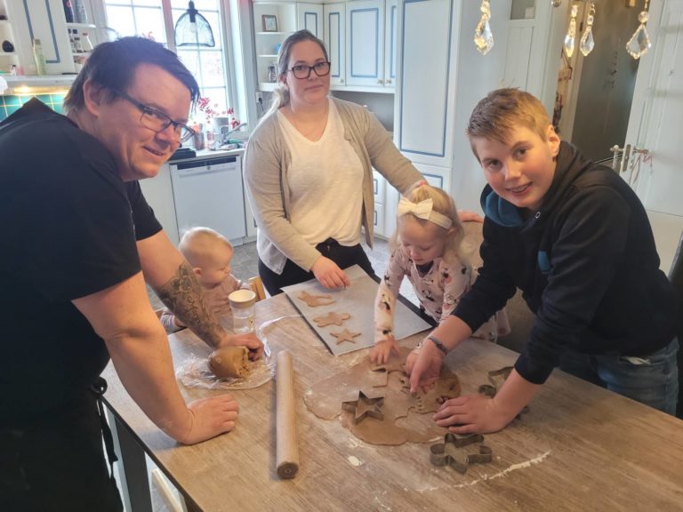BAKTE PEPPERKAKER: Da Terje Hartvikøy fra SolungMat & The Cakemakers kom på besøk ble det baking av pepperkaker. Videre ser vi Eirill Larsen Fleischer (11 måneder), mamma Nina Larsen, Eleah Larsen Fleischer (2,5 år) og Leon Elias Nerli (11,5 år).