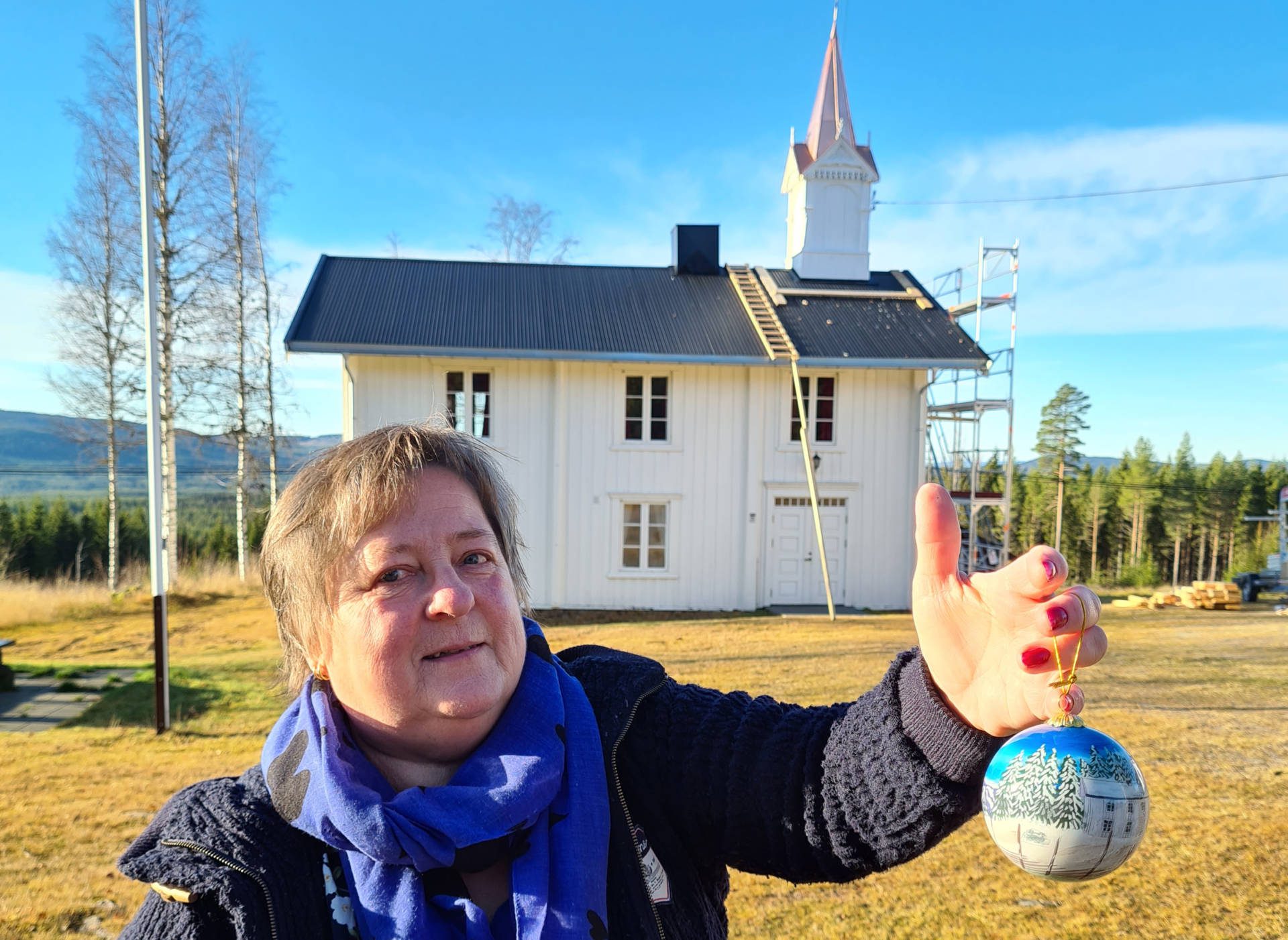 MÅTTE LAGE NYTT OPPLAG: Liv Margrethe Rundberget (bildet) sørget for at kirkesalen fikk sin egen julekule i fjor. Det nye opplaget er det imidlertid Liv Burud som står bak.