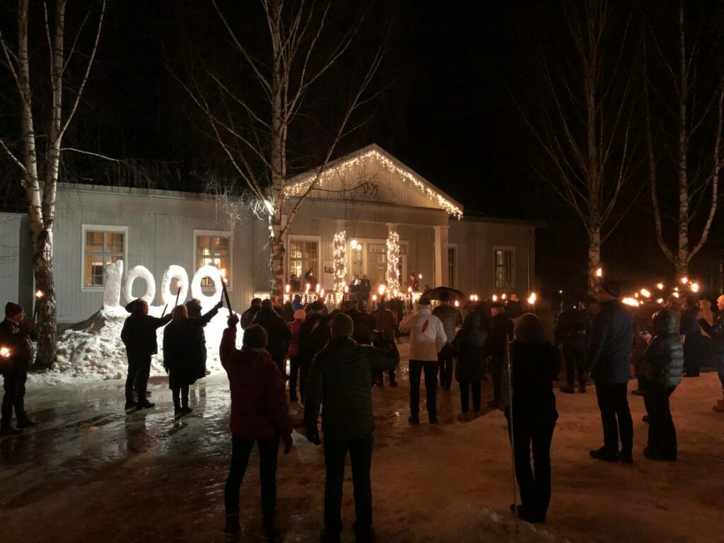 ÅPNINGEN AV 1000-ÅRSJUBILEET: Det var mange som møtte opp under åpningen av 1000-årsjubileet lørdag. Foto: Adele Dragsnes.