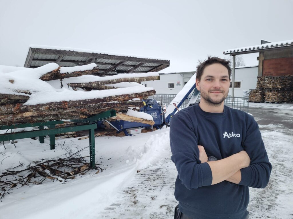 KUN VÅT VED IGJEN: Atico på Flisa er tom for ved til årets sesong. Yrkesveileder Ståle Syversen forteller om mange samtaler daglig, hvor folk er på jakt etter ved. Nå er det trolig tomt hos de fleste.