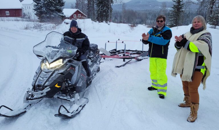 TAKKER FOR STØTTEN: Sparebankstiftelsen Hedmark, Olastuen Bygg og Lions Våler får applaus fra Vidar Tokstad (på snøscooteren), Anne-Britt Myrvold og Ronald Keskitalo i Gravbergets Venner for gaven. Nå blir det skiløyper i mange år fremover.