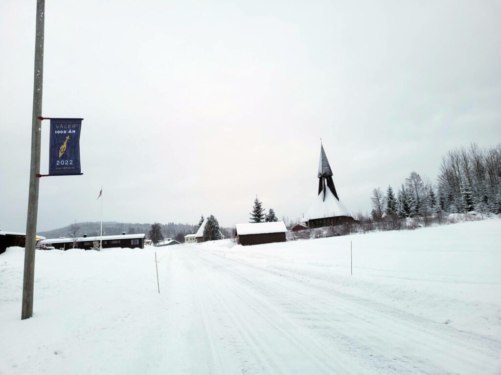 KLART FOR JUBILEUM: Våler markerer i 2022 sitt 1000-årsjubileum. Her er jubileumsflagget på plass i Gravberget.