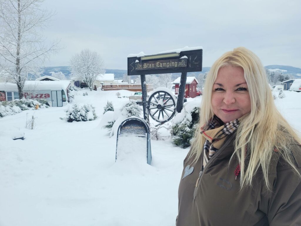 DRIVER VIDERE: Støa Camping er ikke lenger til salgs. Lisbet Frisendal har bestemt seg for å fortsette driften av campingplassen, og det til stor glede for de mange som bruker stedet.