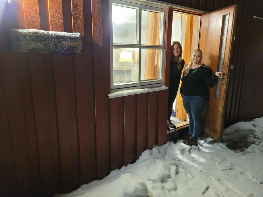 SPRAKK ØKONOMISK: Ombyggingen og klargjøringen av kattemottaket kom på litt over 60.000 kroner. Karoline og Cathrine har bidratt mye økonomisk selv også.