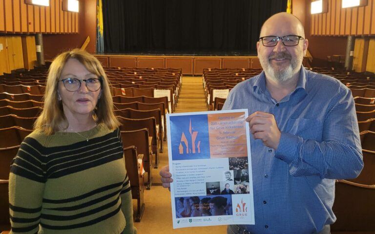 200 PLASSER: Åpningen av 200-årsmarkeringen for kirkebrannen i Grue har plass til 200 gjester i rådhuset. Ordfører Rune Grenberg og Anne Berit Gullikstad håper alle billettene blir solgt i god tid før det drar i gang 5. februar.