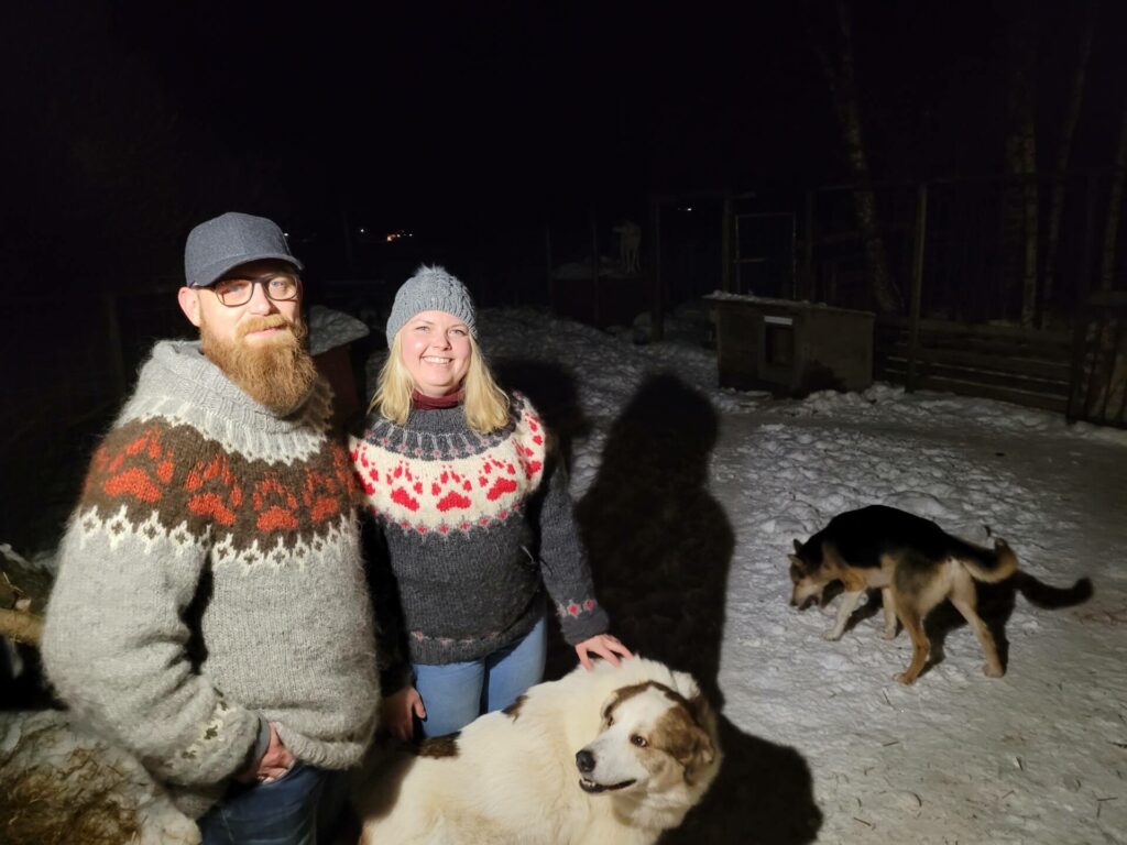 JOBB ETTER JOBB: Mating og aktivisering av ti hunder etter jobb krever sitt. Men Vanja og Preben har aldri angret et sekund på livet de har valgt å leve.