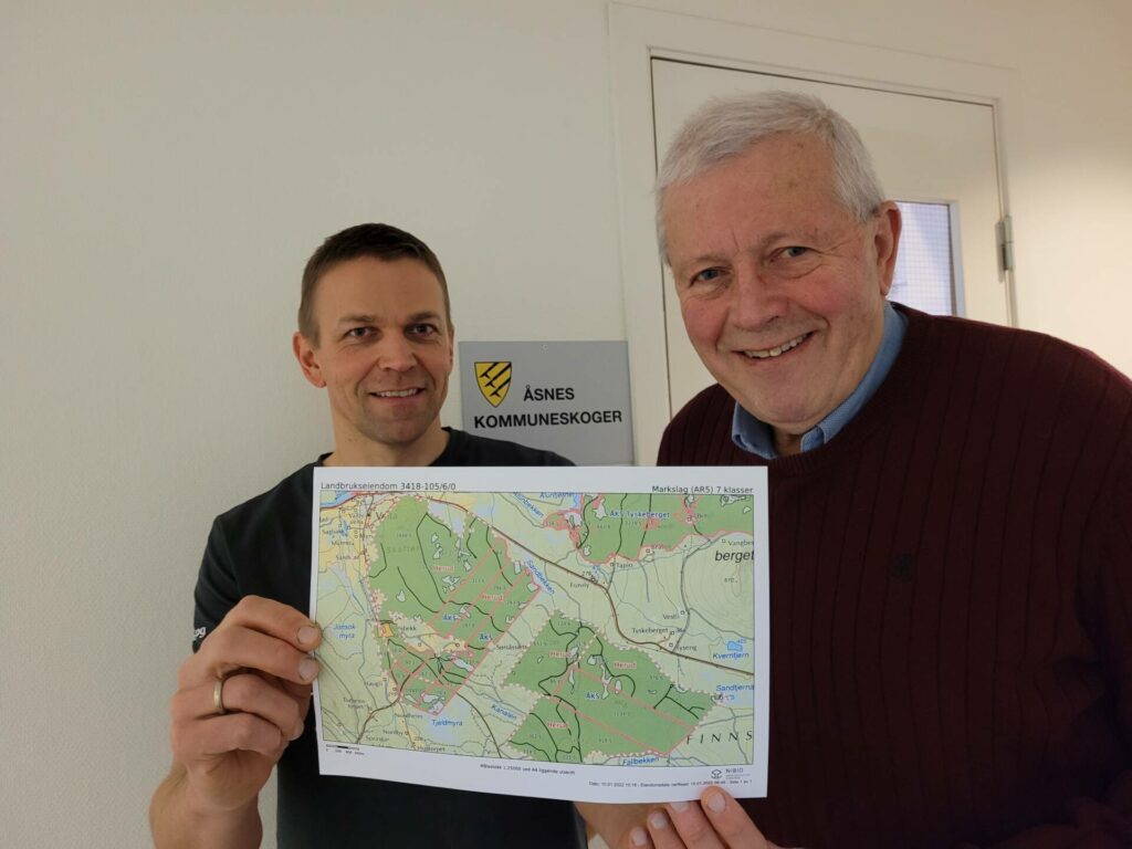 STYRKER KOMMUNEN: Styreleder Jo Inge Breisjøberget og daglig leder Knut Aandstad i Åsnes Kommuneskoger KF er overbevist om at kommuneskogen vil kunne levere et større overskudd om få år gjennom skogkjøpet nå.