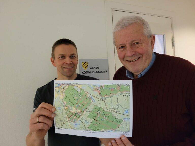 STYRKER KOMMUNEN: Styreleder Jo Inge Breisjøberget og daglig leder Knut Aandstad i Åsnes Kommuneskoger KF er overbevist om at kommuneskogen vil kunne levere et større overskudd om få år gjennom skogkjøpet nå.