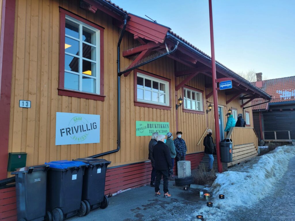 STO I KØ: Ettersom det bare kunne være 20 inne om gangen var det kø lenge utenfor døra ved Grue Frivilligsentral på åpningsdagen.