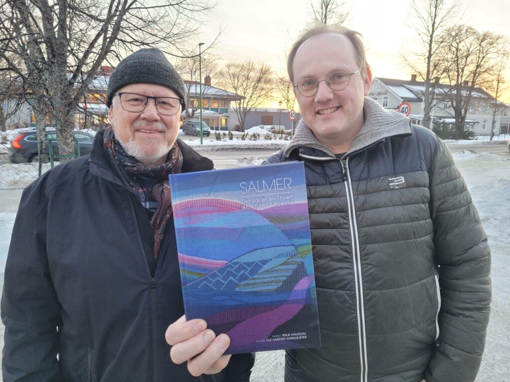 NY SALMEBOK: Terje Haugdal (til venstre) og Ole Karsten Sundlisæter lanserer nå en splitter ny salmebok, med 151 salmer. Lanseringen skjer både fysisk og digitalt.