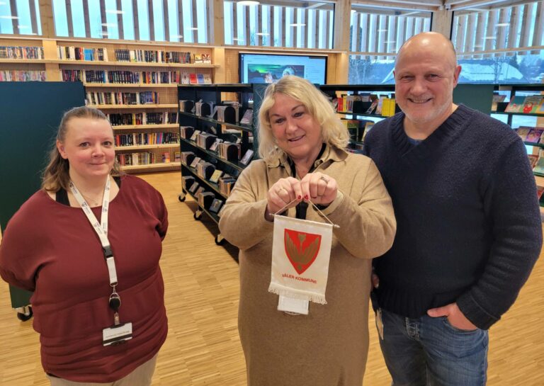 SAMLER SEG TIL FEST: Margrethe Drolsum fra biblioteket (til venstre) og kultursjef Cathrine Hagen og Per Arnesen fra kulturkontoret, håper mange samler seg rundt kommunens arrangementer i Vinterfest-uka. Blant annet blir det gøy for barna i biblioteket.