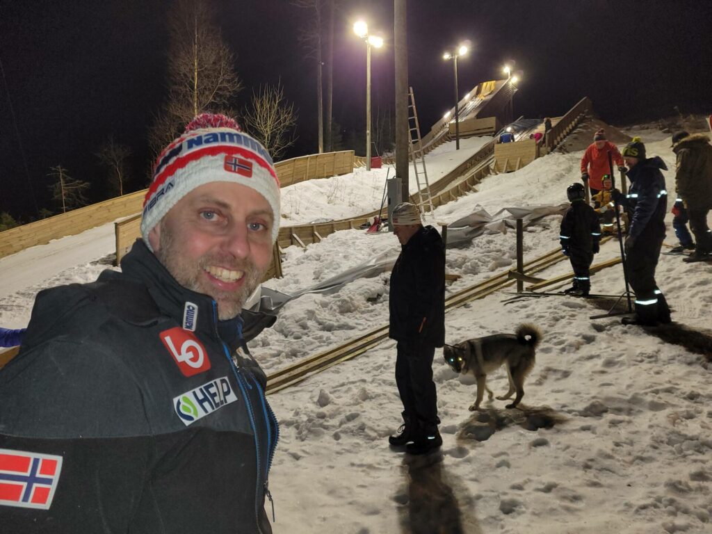 PRIMUS MOTOR: Halvor Midtsundstad får stor ros av foreldrene til de unge hopperne i Gjerdrumsbakken for innsatsen han legger ned. – Men jeg står på ingen måte alene om dette, og må takke alle som hjelper til, sier han.