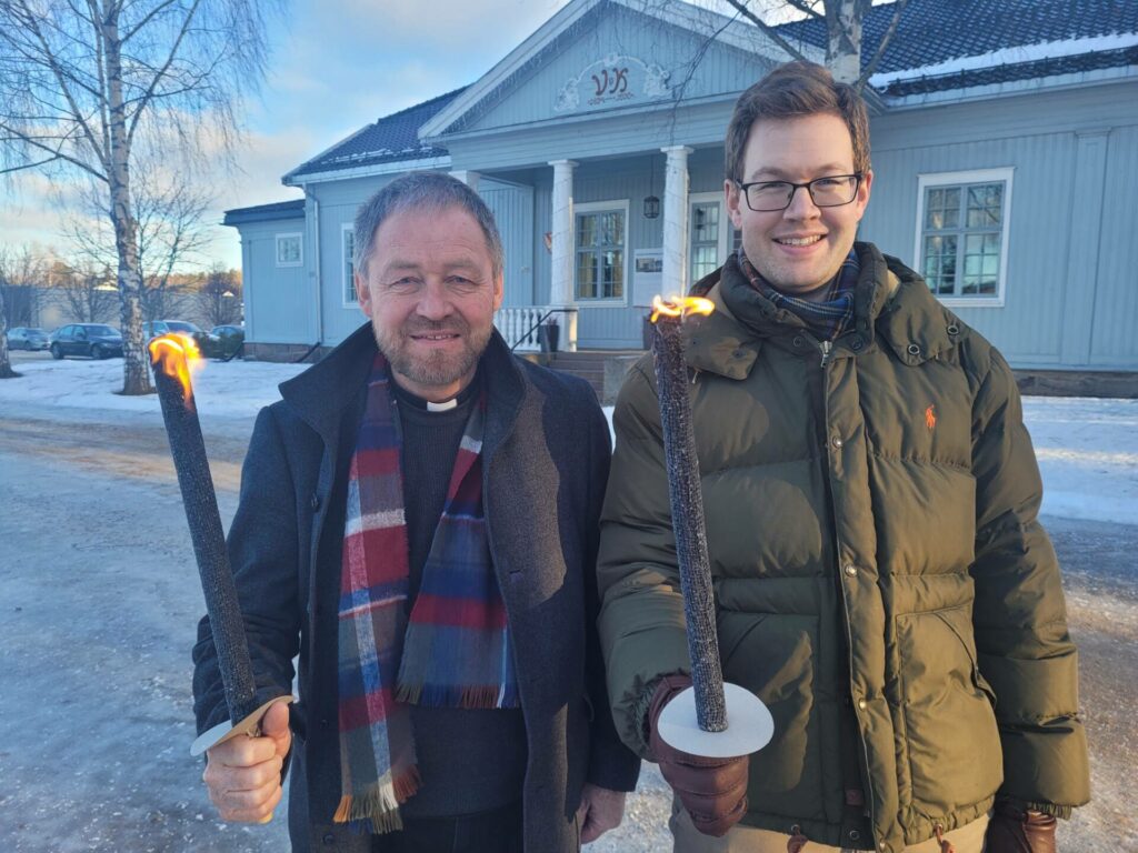 STARTER NÅ: Lørdag går startskuddet for 1000-årsjubileet i Våler, med blant annet fakkeltog og konsert. Sokneprest Einar Vannebo (til venstre) og organist Daniel Bjørlo håper 200 kommer, som er taket nå.