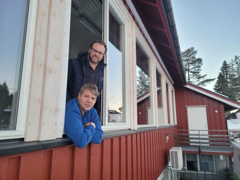 RUSTER OPP: Idrettens Hus har blant annet fått nye vinduer i storsalen i 2021. Jon Olav Mo (øverst) og Einar Toverud roser all dugnadsinnsats og de økonomiske støttespillerne til idrettslaget.