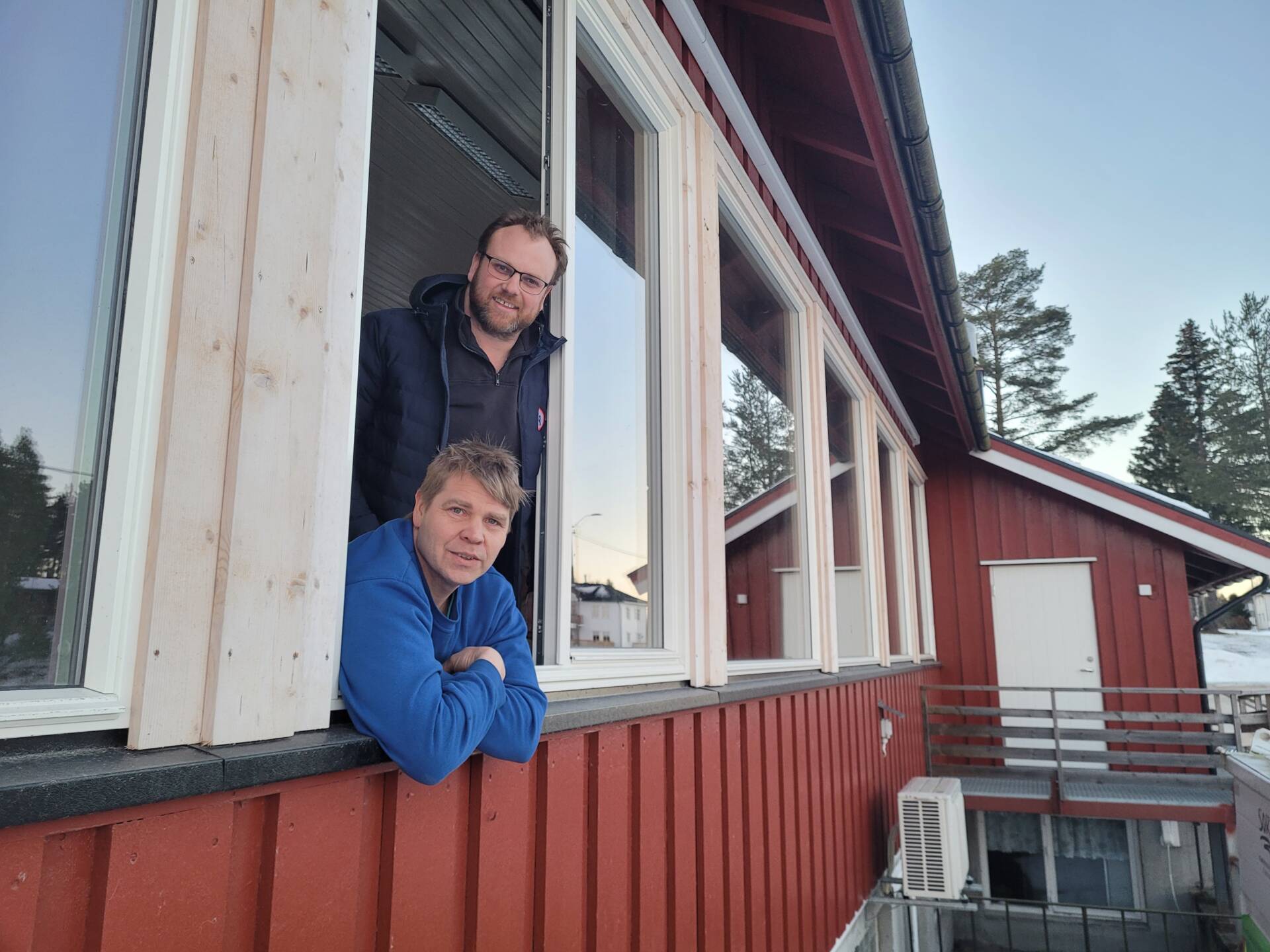 RUSTER OPP: Idrettens Hus har blant annet fått nye vinduer i storsalen i 2021. Jon Olav Mo (øverst) og Einar Toverud roser all dugnadsinnsats og de økonomiske støttespillerne til idrettslaget.