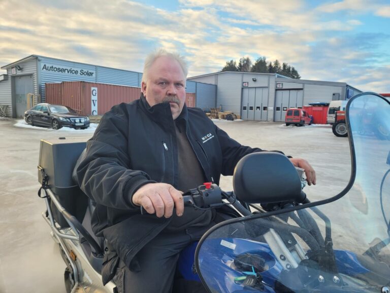 SER MULIGHETER: Ronny Kalfoss hos Autoservice Solør mener en utvidelse av snøscooterleden i Åsnes vil bety mye for lokalt næringsliv, og at ringvirkningene er store.