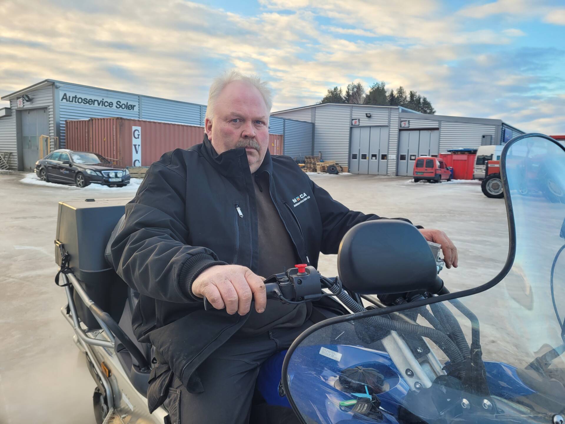 SER MULIGHETER: Ronny Kalfoss hos Autoservice Solør mener en utvidelse av snøscooterleden i Åsnes vil bety mye for lokalt næringsliv, og at ringvirkningene er store.