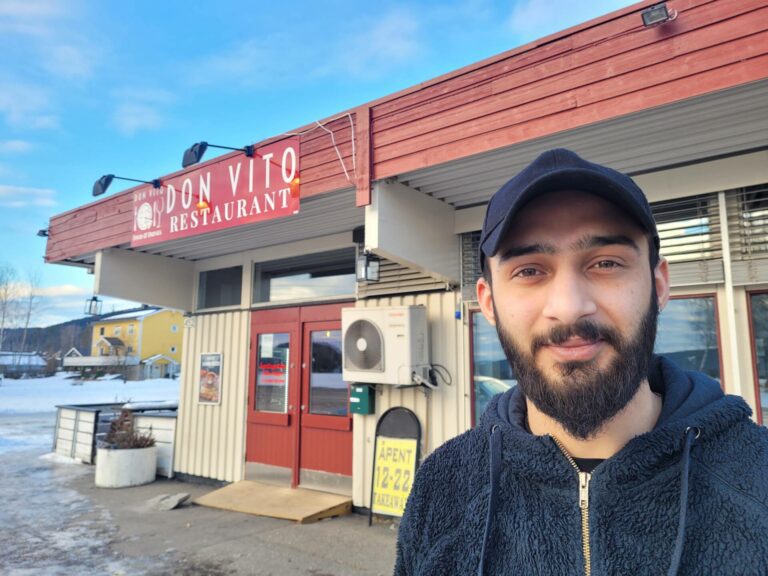 HAR MANGE PLANER: Don Vito på Kjellmyra skal blant annet få ny uteservering til våren. Jwan Rashid (25) er fornøyd med de første tre månedene av driften.