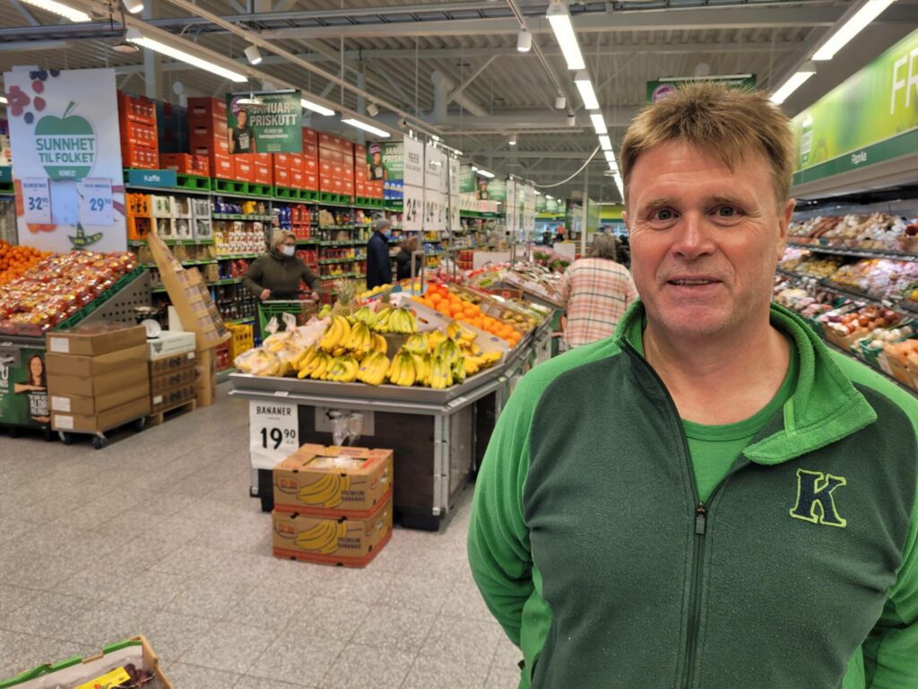 NY MILEPÆL: For første gang har Kiwi Flisa omsatt for over 100 millioner kroner på et år. Butikksjef Morten Botilsrud peker på stengt svenskegrense, nye lokaler og dyktige ansatte som årsak.