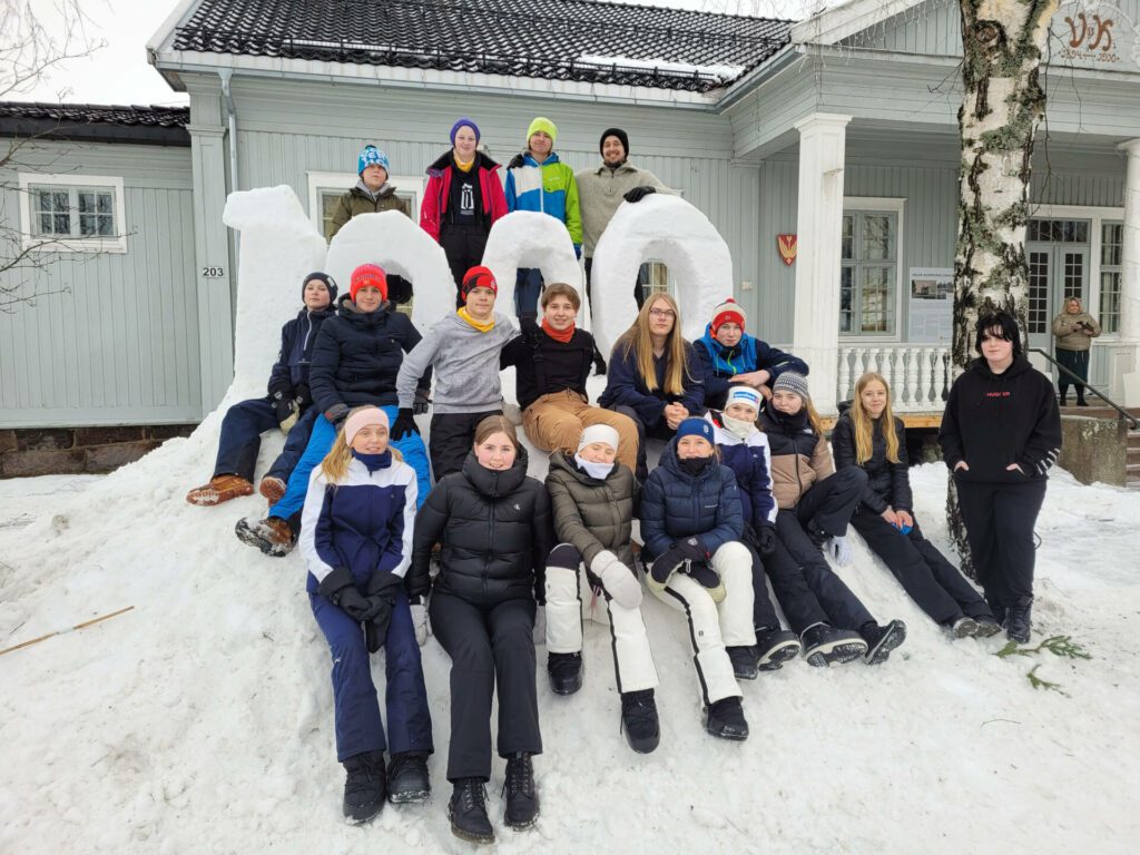MANGE TIMERS JOBB: Disse elevene i 9. klasse i Våler har laget de seks ulike isskulpturene foran Kommunelokalet i Våler. De har brukt noen skoledager på arbeidet, og er fornøyd med resultatet selv om været kunne vært bedre for skulpturene.