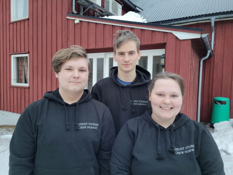 JAKTER SPØKELSER: Leif Martin Husebæk (fra venstre), Per Magnus Midtli, og Ina Emilie Husebæk i Ghost Stories Crew Norway jakter på spøkelser og ånder på Finnskogen. Nå trenger de tips til flere spennende steder å lete. I andre etasjen på lokalet Sandberg på Velta har de opplevd litt av hvert.