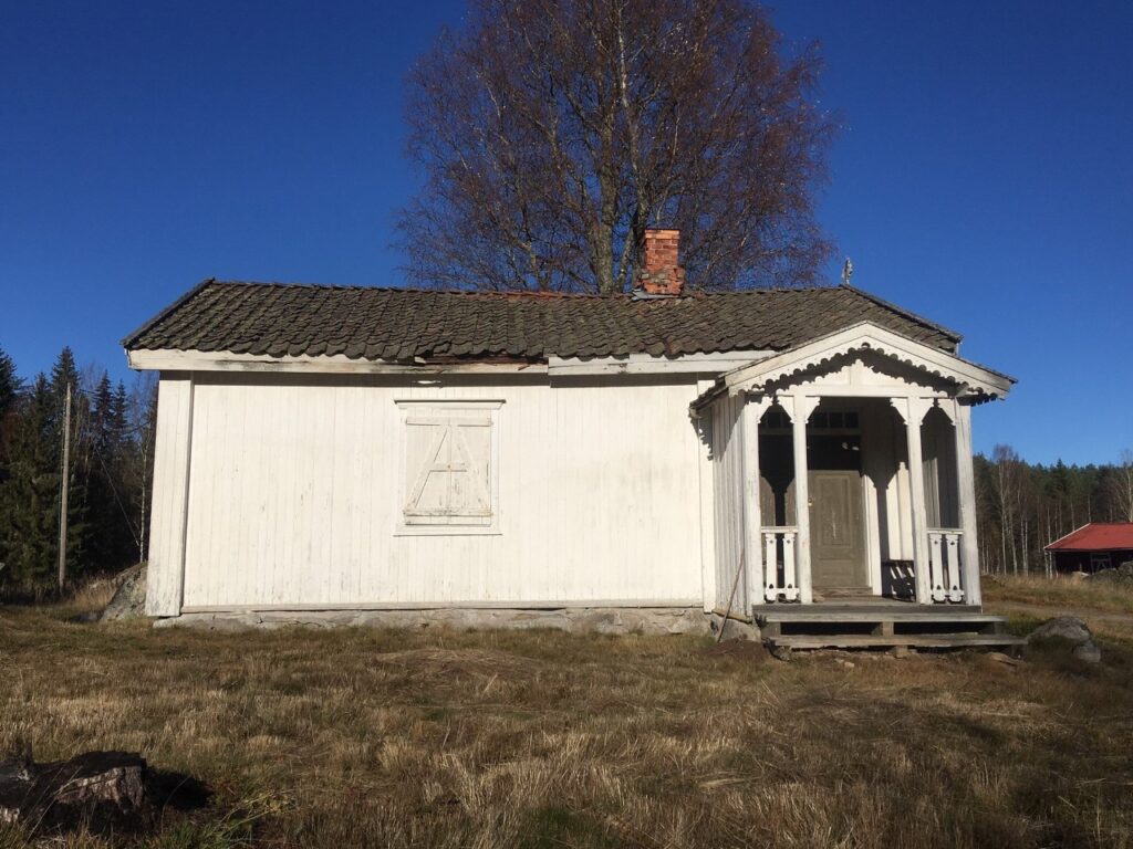 FÅR DRAHJELP: Erik Habberstad får 250.000 kroner i støtte fra Kulturminnefondet til å sette i stand den gamle Monsrud-skolen i Grue. Skolehuset fungerte som skole frem til 1941. Foto: Privat.