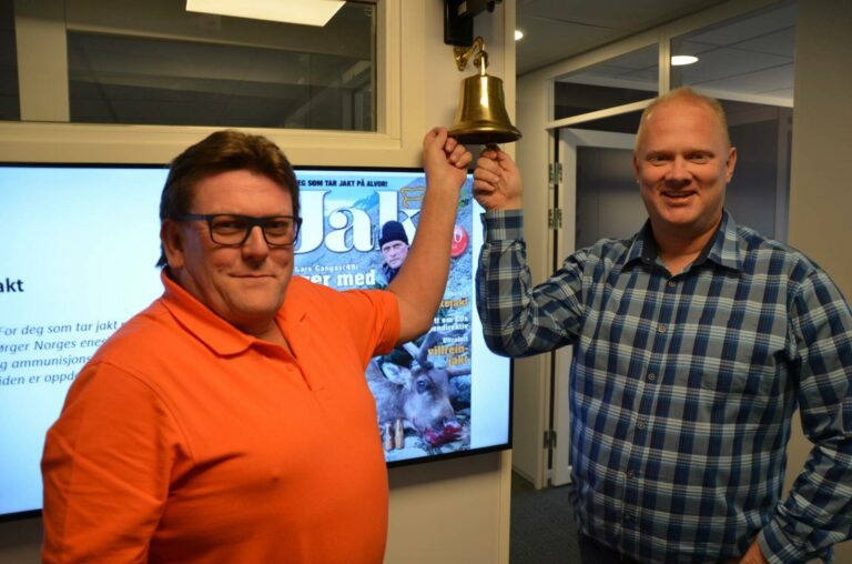 BJELLEKLANG: Det blir ikke få slag på bjelle i løpet av en dag hos HS Media på Kirkenær. Her ser vi medieselger Geir Berntsen (til venstre) sammen med daglig leder Tor Arne Sandholt.