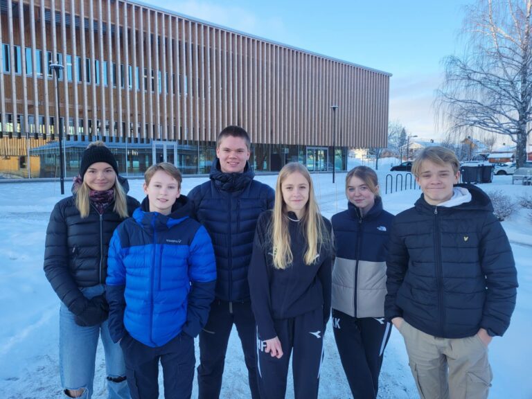 FIKK STØTTE: Våler ungdomsråd får tid til å komme med en plan for ungdommens rentefond. Ingrid Vestby (fra venstre), Amund Vestby Kornstad, Andreas Lande, Jenny Finstad Kornstad, Katrin Karlsdottir og Johannes Finstad Kornstad har dermed godt over en million til disposisjon.