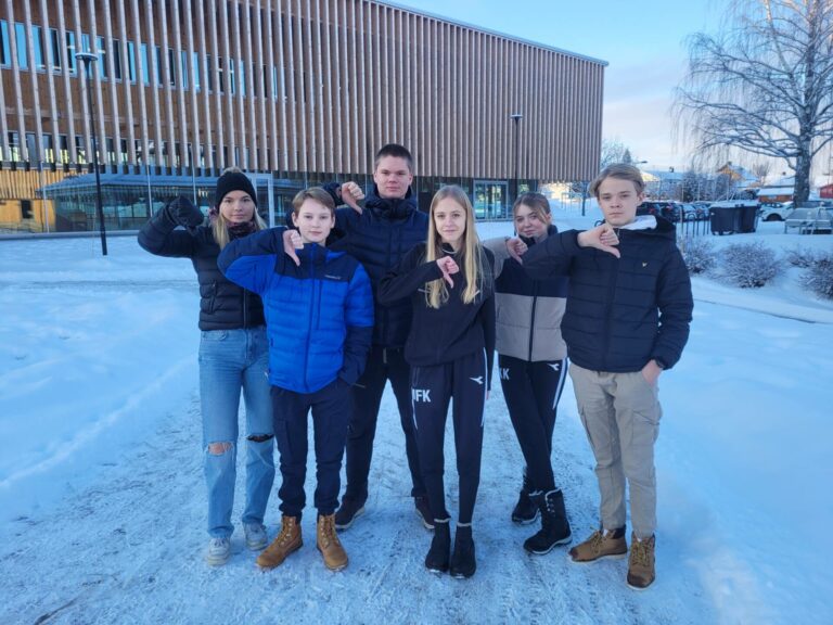 VIL BEHOLDE PENGENE: Kommunedirektør Rune Antonsen i Våler instiller på at halvparten av ungdommens rentefond skal gå til økonomisk reserve for kommunen. Ingrid Vestby (fra venstre), Amund Vestby Kornstad, Andreas Lande, Jenny Finstad Kornstad, Katrin Karlsdottir og Johannes Finstad Kornstad gir forslaget tommel ned.