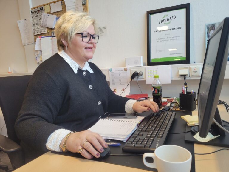 FÆRRE SAMTALER: Antallet anrop til sentralbordet hos Åsnes kommune har gått kraftig ned de siste årene. De som ikke klarer å finne frem gjennom tastevalgene får fortsatt hjelp av Wenche Vålbekken på sentralbordet.