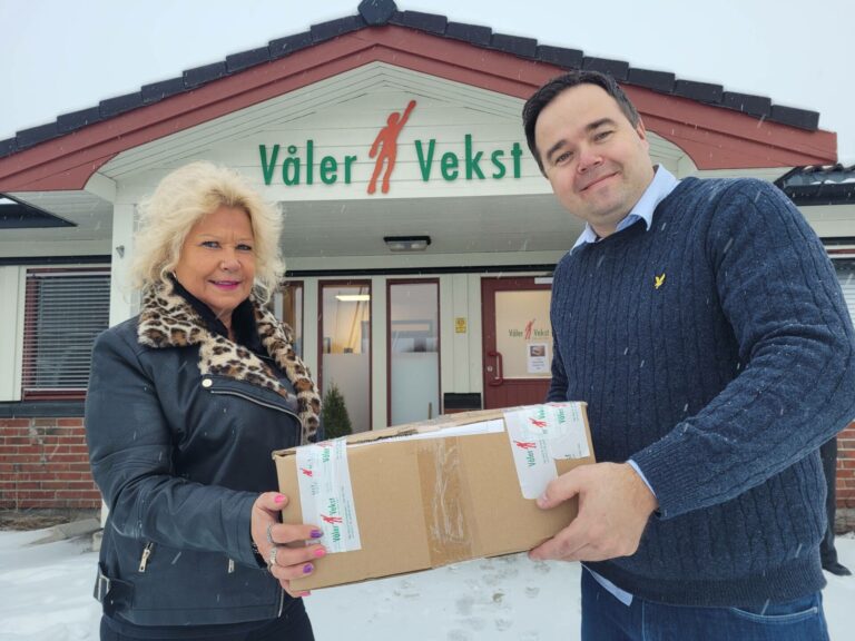 NY TJENESTE: Anita Lindberg har bestemt seg for å selge Lindberg Budtjeneste til Våler Vekst. Thor Arnstein Berg mener det vil gi god arbeidstrening og en meningsfylt hverdag for mange hos dem.