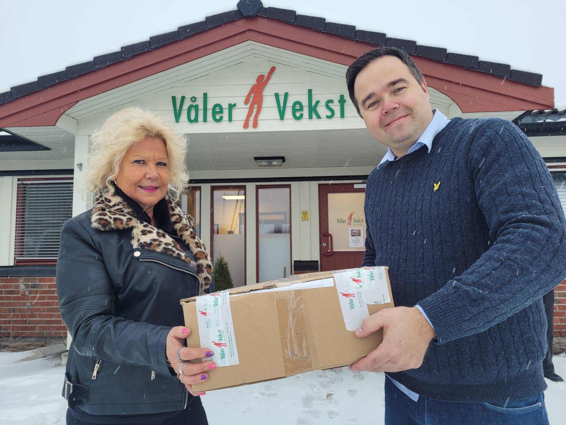NY TJENESTE: Anita Lindberg har bestemt seg for å selge Lindberg Budtjeneste til Våler Vekst. Thor Arnstein Berg mener det vil gi god arbeidstrening og en meningsfylt hverdag for mange hos dem.
