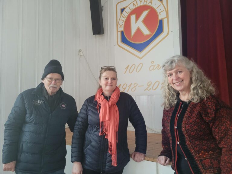HOLDER KURS: Rondo og Kjellmyra Idrettslag samarbeider om nybegynnerkurset i gammeldans på Idrettens Hus. Berit Holth Nilsen (til høyre) er instruktør. Odd Bjertnes i Rondo og Nina Kvesetberget i Kjellmyra Idrettslag håper mange melder seg på.