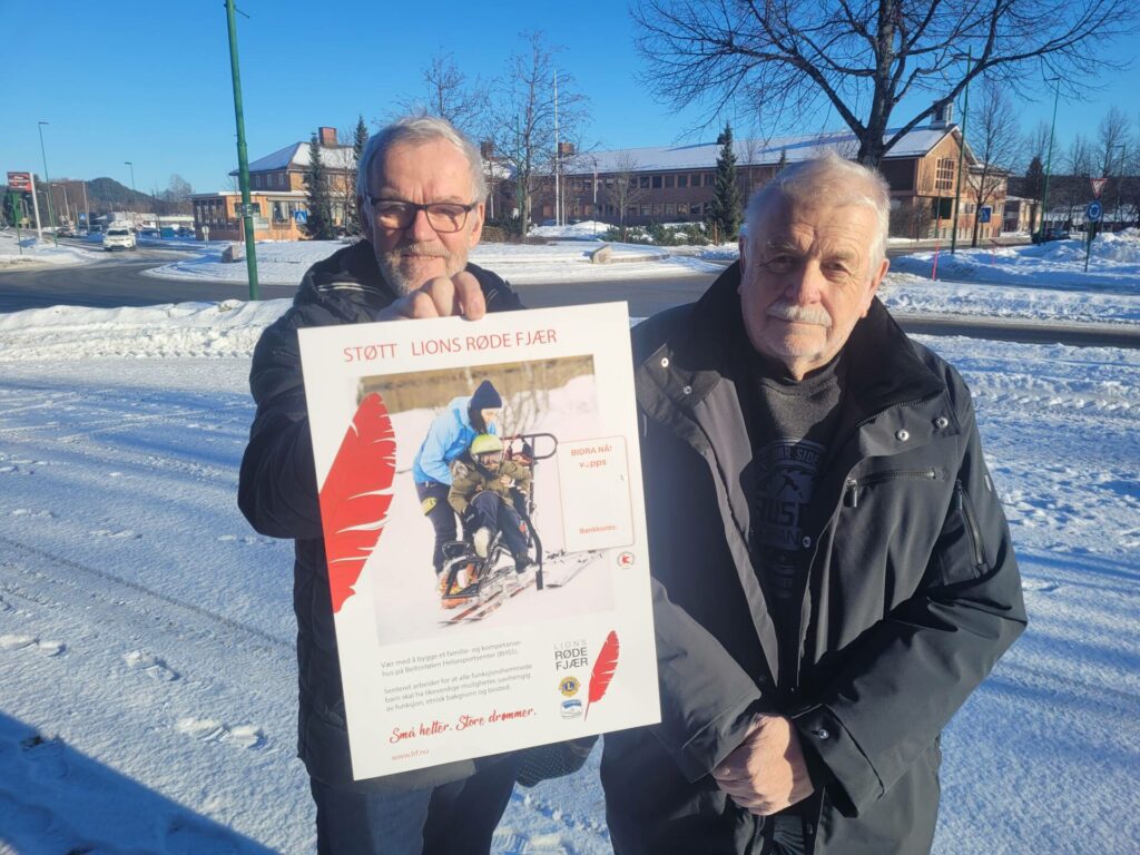 SAMLER INN: Den årlige Røde Fjær aksjonen i regi av Lions er i gang. Lars Petter Heggelund i Åsnes Lions (til venstre) og Erik Danielsen i Våler Lions håper mange støtter opp om aksjonen også denne gangen.
