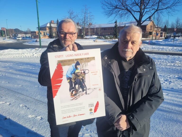 SAMLER INN: Den årlige Røde Fjær aksjonen i regi av Lions er i gang. Lars Petter Heggelund i Åsnes Lions (til venstre) og Erik Danielsen i Våler Lions håper mange støtter opp om aksjonen også denne gangen.