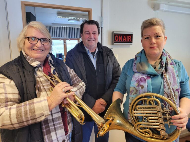 KONSERTKLARE: Solør Veterankorps med flere gode samarbeidspartnere har nyttårskonsert i Grue kirke søndag klokka 17.00. Elin Skogli Westfjeld (til venstre), dirigent Øivind Berget og Anne Kari Gravingen håper mange kommer på konsert.