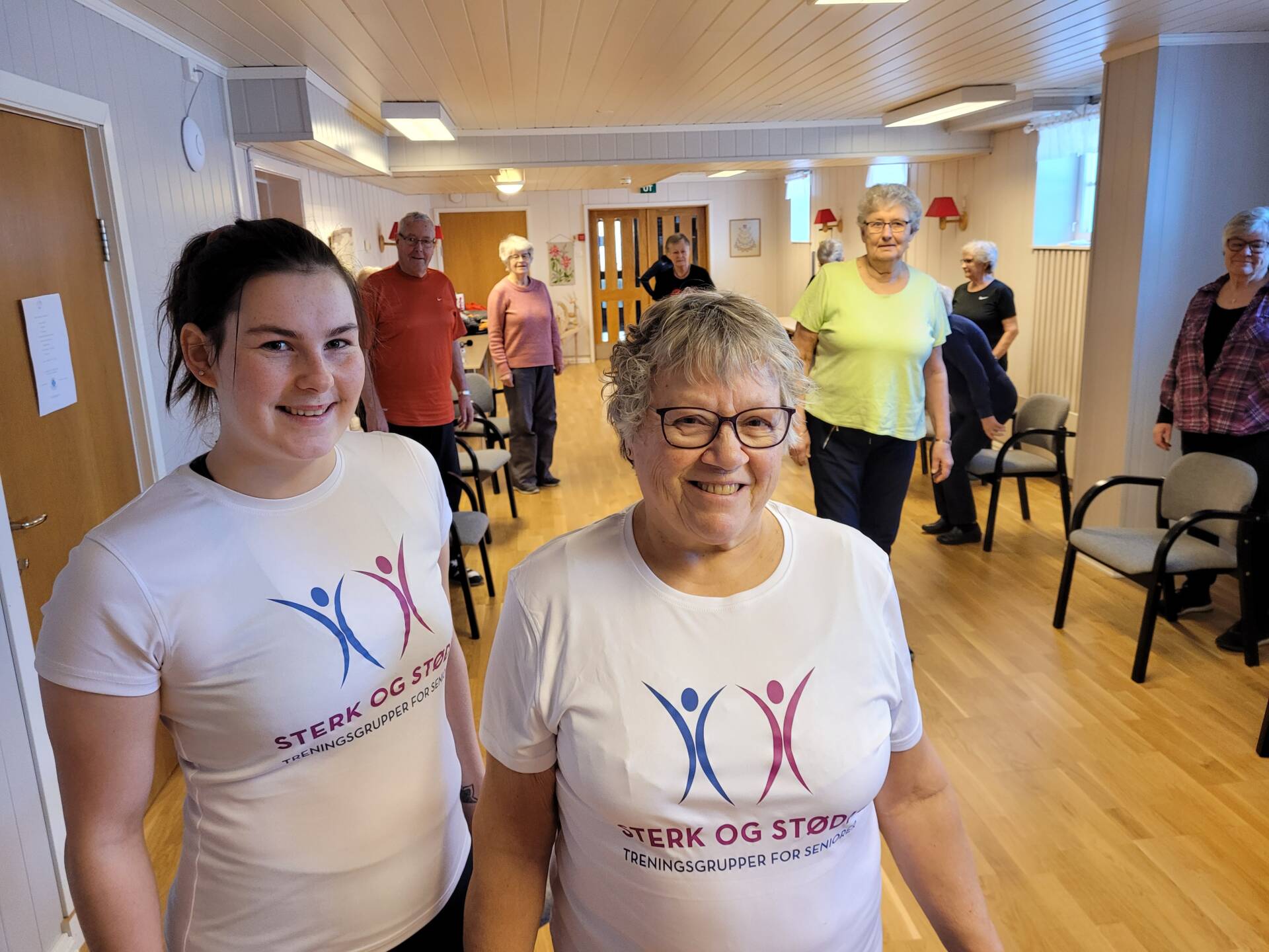 STILLER OPP: Ada Sigfridstad (til venstre) og Audhild Myrvang er blant instruktørene som stiller opp frivillig for Sterk og Stødig. Her fra treningsgruppe på Hoffertunet.