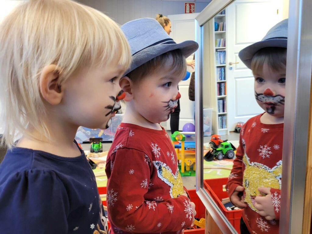 BLE MALT: Tyra Aurora Eriksen Holtet (til venstre) og Jonathan Nilsen fikk ansiktsmaling på jubileumsdagen. Speilbildet var nok litt ukjent.