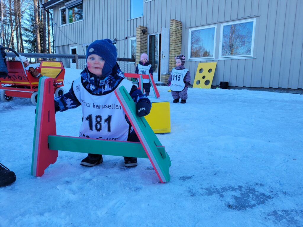 HINDERLØYPE: Barnehagebarna fikk blant annet prøvd seg i en OL-hinderløypa. Foran ser vi Oscar Kristiansen Løbak. Bak fra venstre Saga Grøneng Kjellstad og Emma Rismoen Aas.