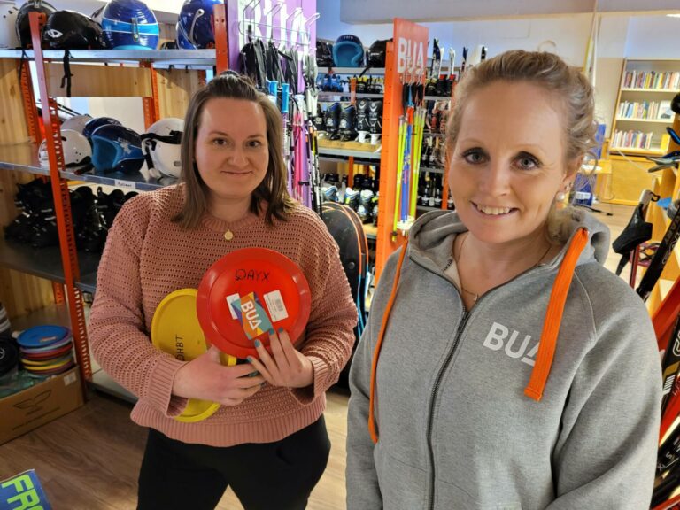 NY KOORDINATOR: Arnhild Dragsnes (til høyre) er ansatt som ny koordinator for BUA i Åsnes. Biblioteksjef Melissa Solvang ser frem til å samarbeide med Arnhild.