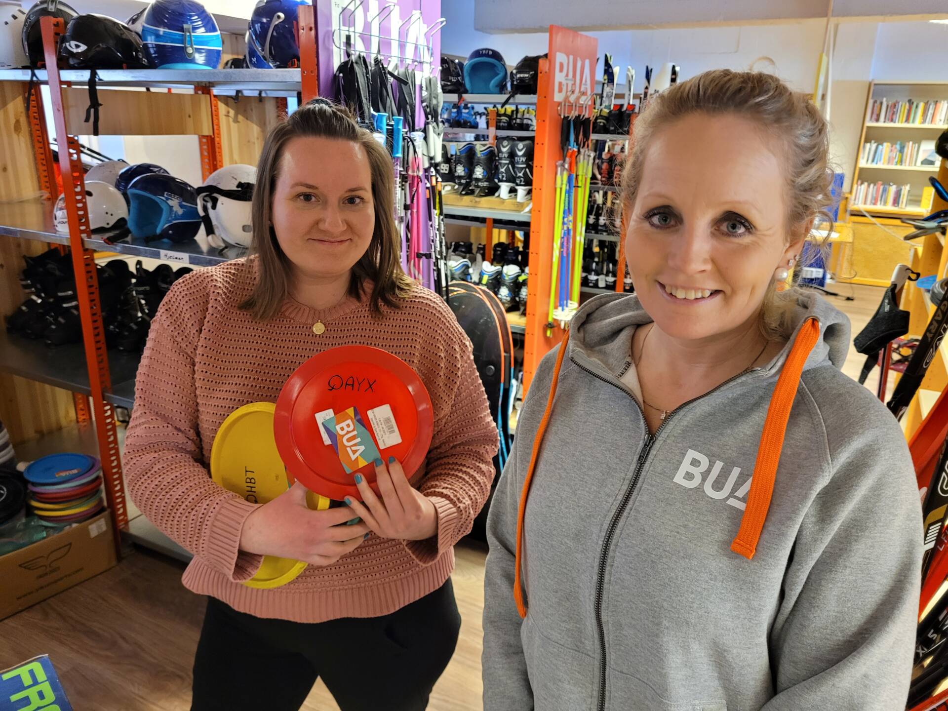 NY KOORDINATOR: Arnhild Dragsnes (til høyre) er ansatt som ny koordinator for BUA i Åsnes. Biblioteksjef Melissa Solvang ser frem til å samarbeide med Arnhild.